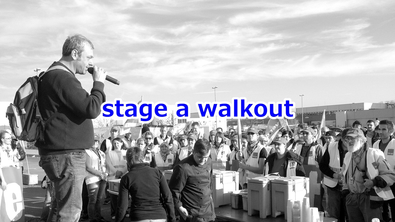 stage a walkout 職場放棄をする、ストライキに入る