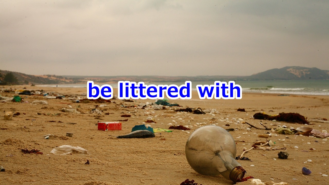 be littered with ... ･･･が散乱している